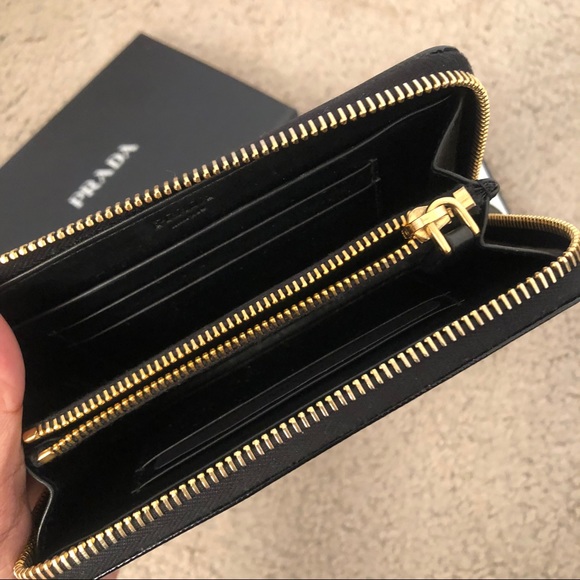 ⛔️SOLD⛔️ PRADA black leather wallet - Picture 6 of 8